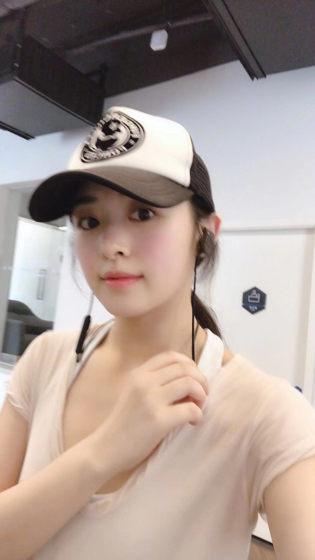 2019今年6月,张含韵又发了,很有纪念意义